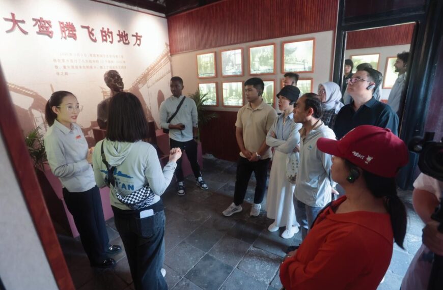 Chinese and Foreign “Generation Z” Journalists Explore the Millennial Charm of the Ancient City